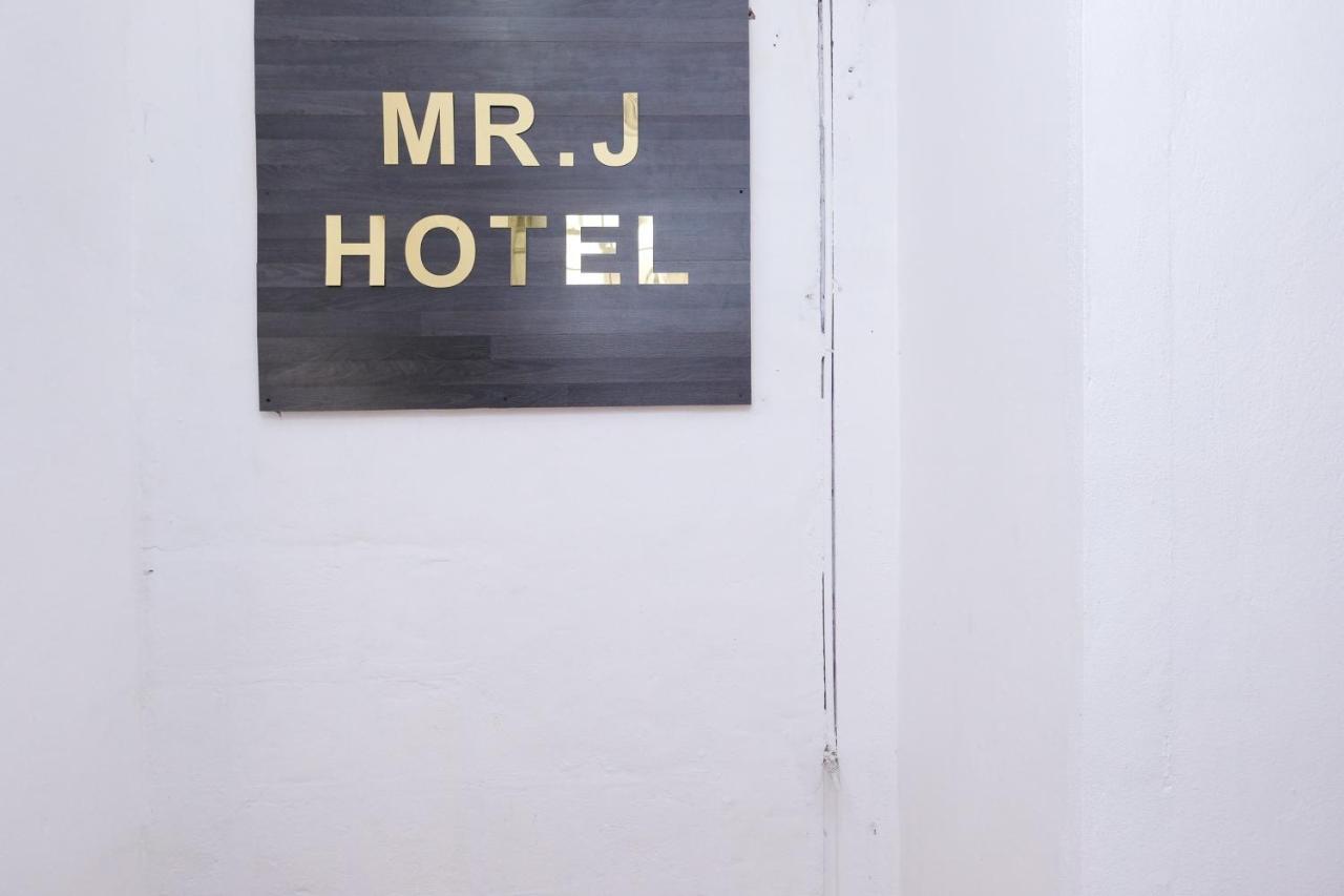 Oyo 715 Mr J Hotel Кота-Бару Экстерьер фото